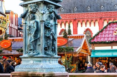 Noel pazarı popüler turistik cazibe Frankfurt, Almanya