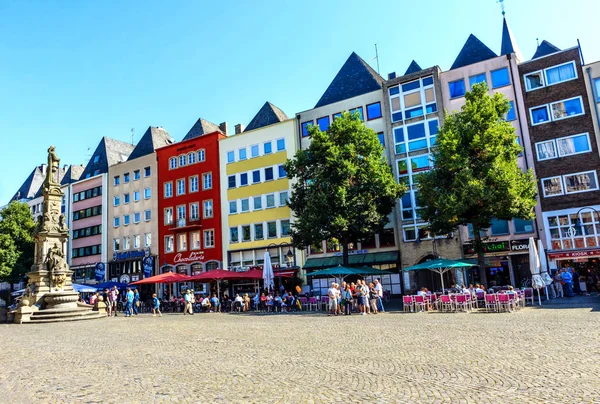 Uma fileira de casas coloridas na praça Alter Markt em Colônia, Alemanha — Fotografia de Stock