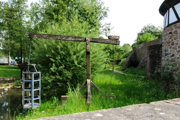 Hexenkäfig - mittelalterliches Folterinstrument am Fluss in Steinau an der Strasse, in der Nähe des Geburtsortes der Brüder Grimm, Deutschland — Stockfoto