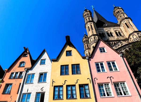 Una fila de coloridas casas a orillas del Rin en Colonia, Alemania — Foto de Stock