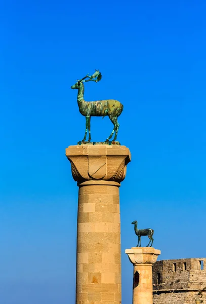 Mandraki Limanı eski Rodos şehrine Island, Yunanistan iki geyik ile giriş — Stok fotoğraf