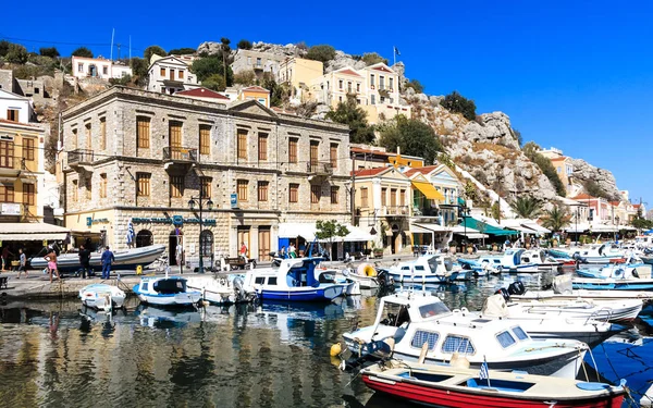 Malebný přístav Symi město, řecký ostrov — Stock fotografie