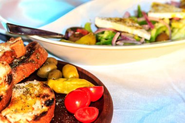 Sarımsaklı ekmek ve Yunan salatası 