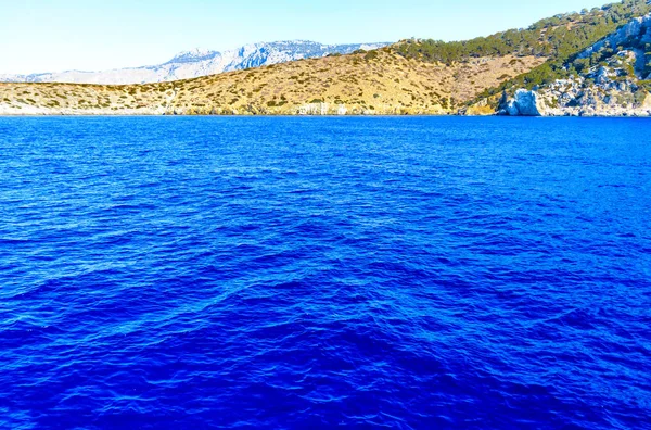 Yunanca Symi Adası çevresinde muhteşem mavi suları — Stok fotoğraf