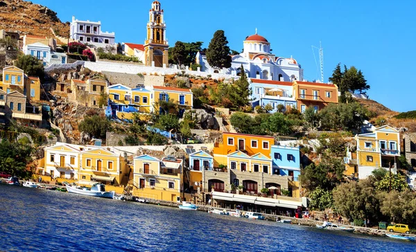 Casas coloridas y monasterio Panormitis en la isla griega de Symi — Foto de Stock