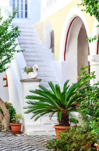 Fridfull innergård i Panormitis kloster på ön Symi, Grekland — Stockfoto