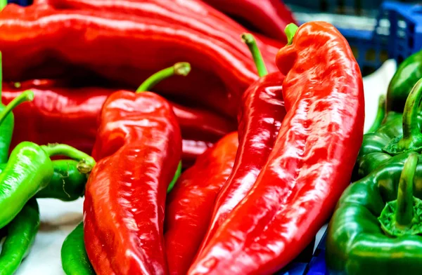 Pimentos vermelhos e verdes — Fotografia de Stock