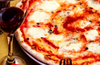 Güzel pizza mozzarella peyniri ve Kapari