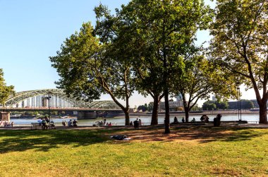 Köln, Almanya Rhine Promenade manzara