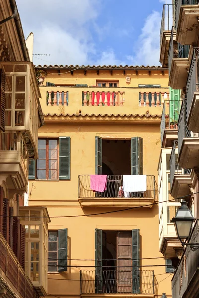 Casa española con ventanales — Foto de Stock