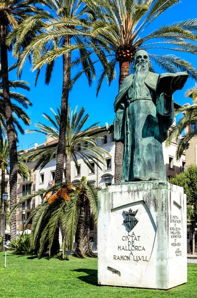 Staty av Ramon Llvll i Palma de Mallorca, Spanien — Stockfoto