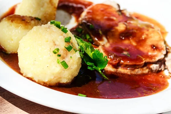 Bavarian roast pork with potato dumplings — Stock Photo, Image