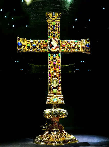The Lotharkreuz is an Ottonian cross in the cathedral of Aachen, Germany — Stock Photo, Image