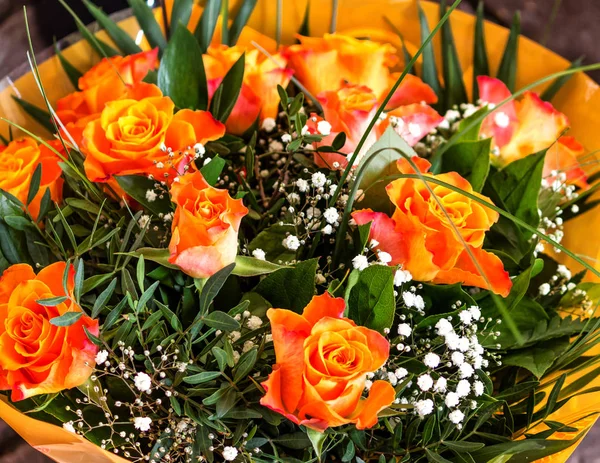 Ramo de hermosas rosas doradas naranjas — Foto de Stock