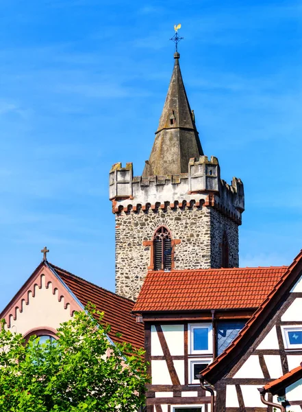 La Jakobuskirche - hito de la ciudad Bruchkoebel (construida en 1392), cerca de Hanau, Alemania — Foto de Stock