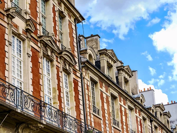 Historické budovy na náměstí Ludvíka Xiii, Place des Vosges v Paříži — Stock fotografie