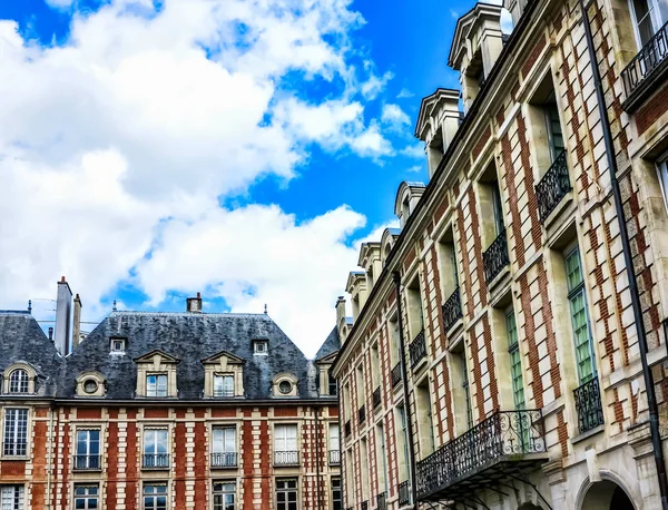 Historische gebouwen op het plein Louis Xiii, Place des Vosges in Parijs — Stockfoto