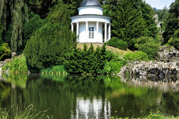 Чудесное маленькое озеро в замковом парке Мбаппе, Германия — стоковое фото