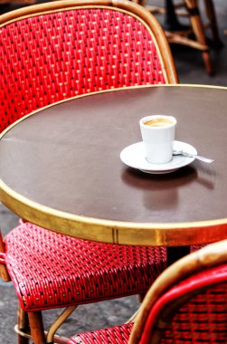 Paris cafe Teras bir espresso ve kırmızı sandalye ile 