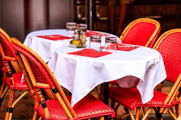 Tisch zum Mittagessen in einem Pariser Café gedeckt — Stockfoto