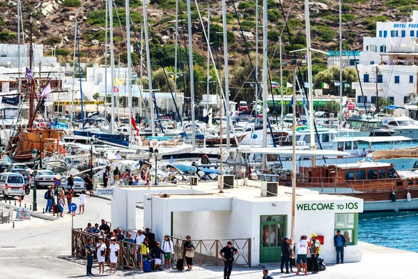 Buntes Treiben am Fährhafen der beliebten griechischen Insel Kykladen — Stockfoto