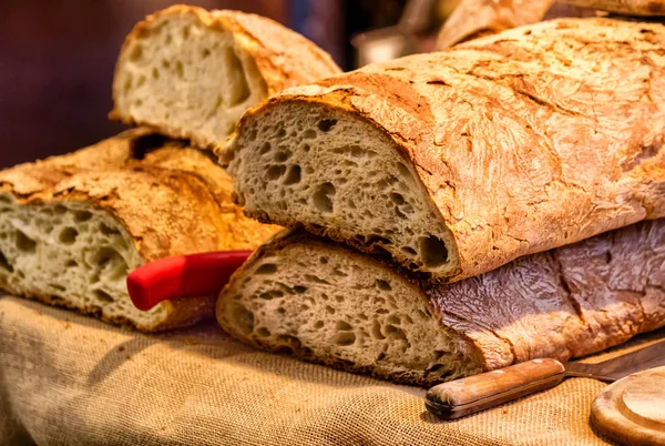 新鲜出炉的意大利面包 — 图库照片