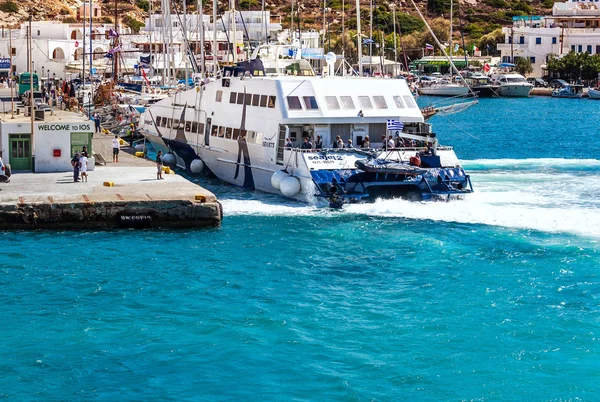 Malowniczy Port promowy greckiej wyspie iOS — Zdjęcie stockowe