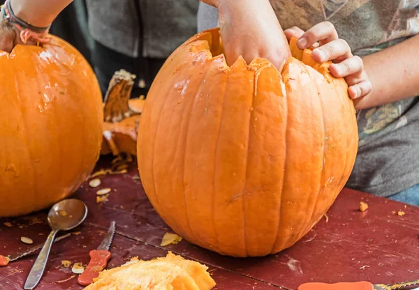 Children carving Halloween lanterns — Stock Photo, Image