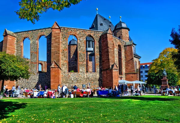 Kleurrijke Rommelmarkt voor de anti-oorlog Memorial kerk op een zonnige dag van oktober in Hanau, Duitsland — Stockfoto