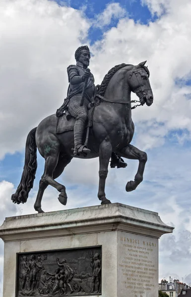 Estátua equestre de bronze Henrici Magni perto de Pont Neuf em Paris, França. Representando o Rei da França Henri IV em armadura . — Fotografia de Stock