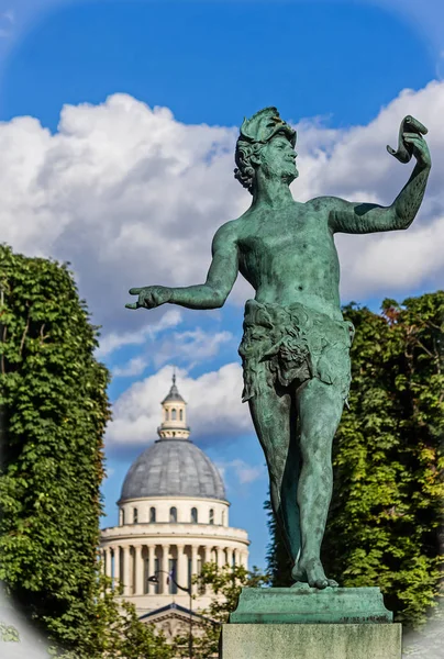 Paryż - pomnik L'Acteur Grec (młody aktor, z rękopisu w ręku, praktykujących jego roli w sztuce) przez Baron Bourgeois wewnątrz Ogrodu Luksemburskiego. — Zdjęcie stockowe