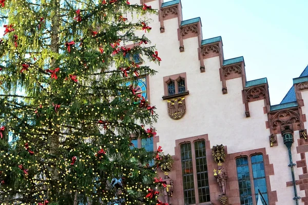 Albero di Natale davanti al municipio di Francoforte, Germania — Foto Stock
