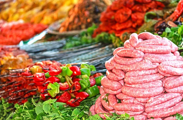Marokański Bazaar Stoisko Grilla Góry Bratwurst Świeże Warzywa Marrakesz Morocco — Zdjęcie stockowe