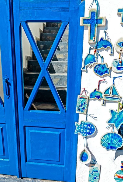 Μπλέ Πόρτα Και Μπλε Κεραμικά Αναμνηστικά — Φωτογραφία Αρχείου