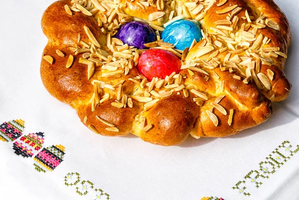 自制的复活节传统面包 装饰着五颜六色的鸡蛋 喜庆的面包店 — 图库照片
