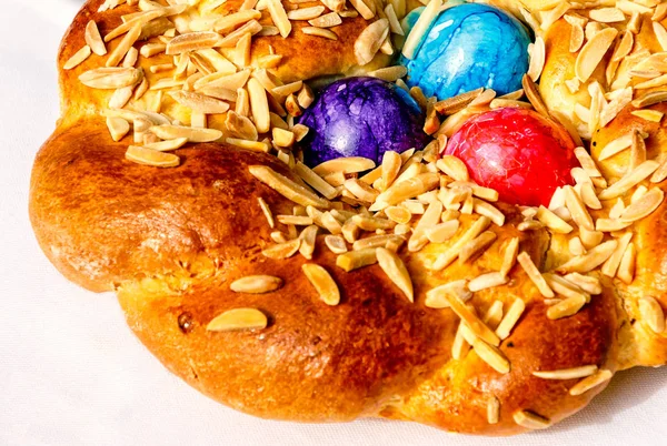 Домашний Пасхальный Традиционный Хлеб Украшенный Красочными Яйцами Праздничная Пекарня — стоковое фото
