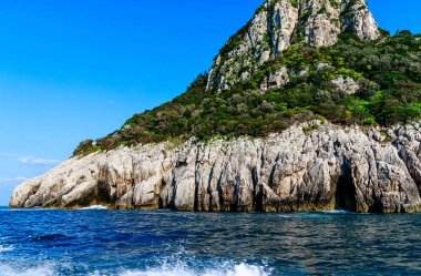Doğal görünümünü Faraglioni kayalar, Capri, İtalya