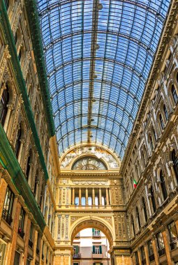 Naples, İtalya-Mart 23, 2018: Galleria Umberto genel bir alışveriş Galerisi olduğunu. Bu doğrudan San Carlo opera binası karşısında yer almaktadır. Bu 18871891 yaptırılmıştır. Bu bir mermer zemin ile geometrik desenler ve kubbeli cam bir çatı.