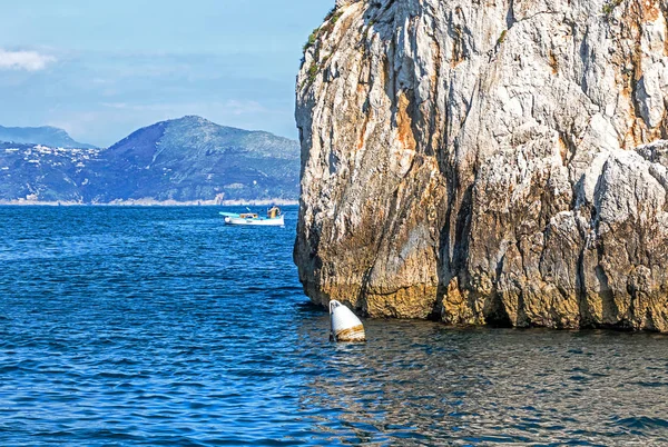 Deniz Kayalıklarla Kıyı Şeridi Muhteşem Manzarasına Capri Adası Talya — Stok fotoğraf