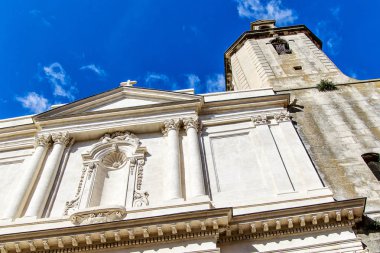 Eglise Saint-Julien (1119) Arles 'de inşa edilmiştir. Arles ayrıca Vincent Van Gogh ile olan bağlantısıyla da tanınır. Provence-Alpes-Cte d 'Azur, Fransa 