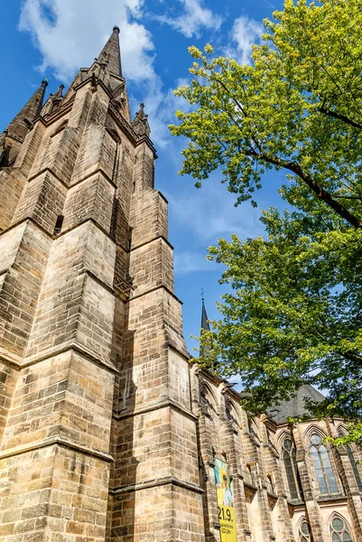 ドイツのヘッセ マルブルクの大学街にある聖エリザベート教会は マルブルクで最も有名な建物です — ストック写真