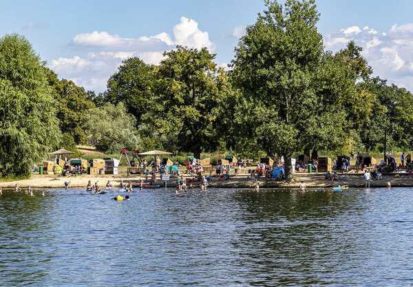 БЕРЛИН, ГЕРМАНИЯ-25 июля 2018 г.: Парк отдыха на озере Ванзее, известный как место для купания и отдыха номер один в западном Берлине
.