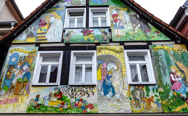 STEINAU, GERMANY-MARCH 06, 2015: Grimm masallarından birçok tablo, Almanya 'daki Grimm Kardeşler' in doğduğu yer olan Steinau an der Strasse 'deki bir evin ön cephesinde yer aldı.
