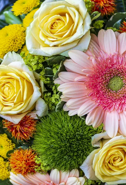 五彩缤纷的玫瑰花束和德国菊花 — 图库照片