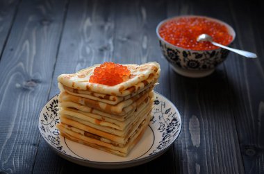 Kırmızı havyarlı geleneksel Rus gözlemeleri.