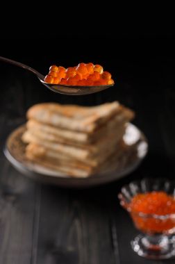 Kırmızı havyarlı geleneksel Rus gözlemeleri.