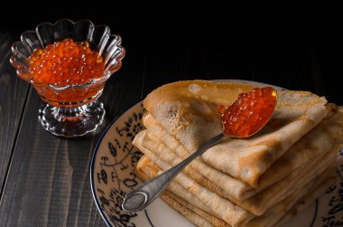 Kırmızı havyarlı geleneksel Rus gözlemeleri.