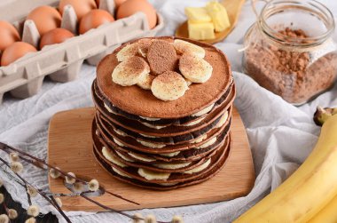 çikolatalı krep muz üstünde tepe ile