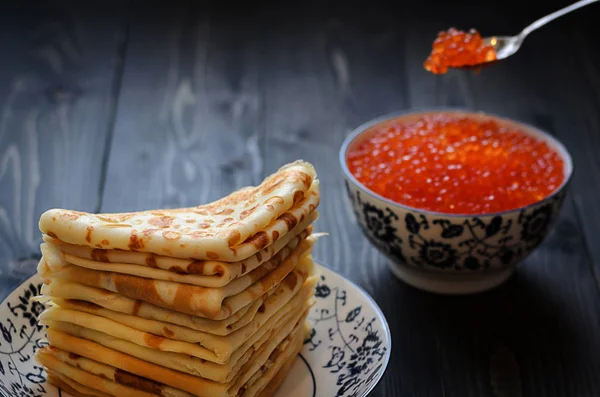 Panqueques tradicionales rusos con caviar rojo — Foto de Stock