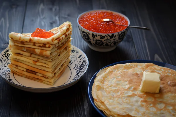 Traditional Russian pancakes with red caviar — Stock Photo, Image